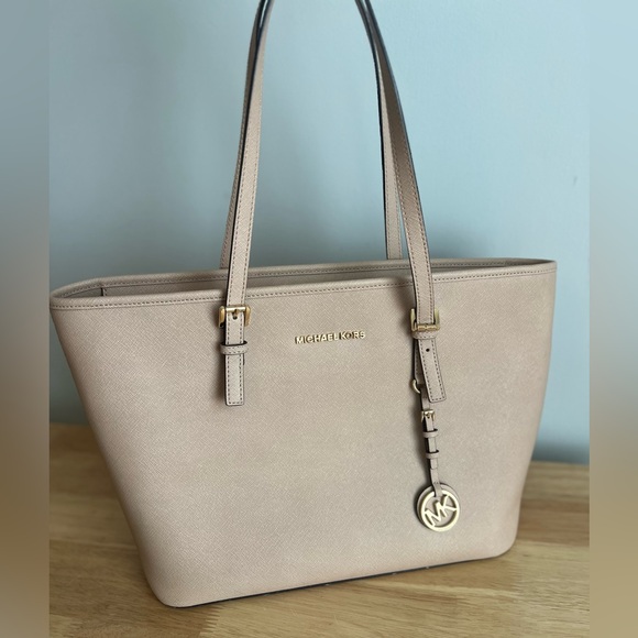 Michael Kors Medium Jet Set Medium Carry All Tote - Picture 3 of 16